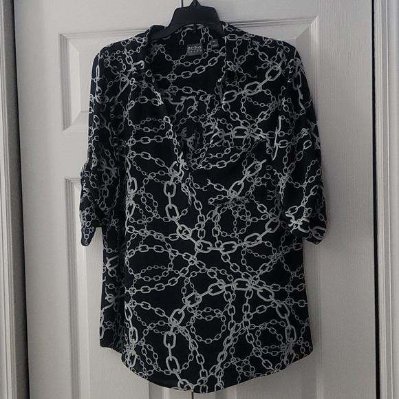 A casual blouse - Picture 1 of 2